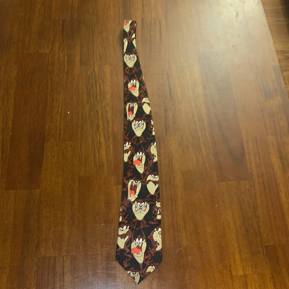 Looney Tunes Mania Tasmanian Devil men’s tie. 100% polyester.
